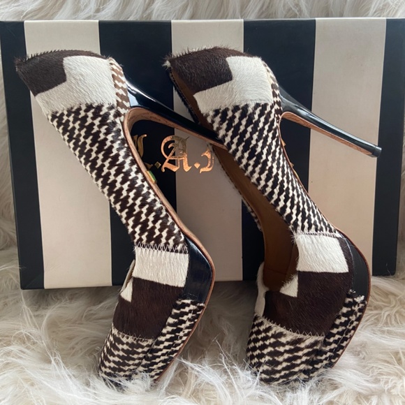 L.A.M.B - Picture 2 of 5